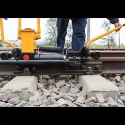 Hydraulic Rail Pulling and Pushing Device